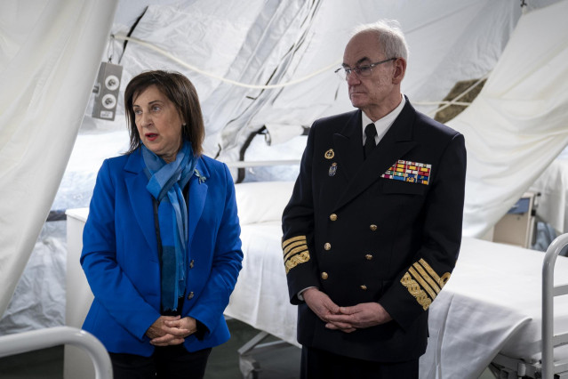 La ministra de Defensa, Margarita Robles y el Jefe de Estado Mayor de la Defensa (JEMAD), el almirante general Teodoro López Calderón, durante su visita a la Base Aérea de Torrejón de Ardoz, a 2 de noviembre de 2023, en Torrejón de Ardoz, Madrid.