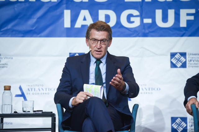 El presidente del Partido Popular, Alberto Núñez Feijóo, durante un coloquio en la inauguración del Máster de Acción Política del Instituto de Estudios Atlánticos y la Universidad Francisco de Vitoria, a 2 de noviembre de 2023, en Pozuelo de Alarcón, Madr
