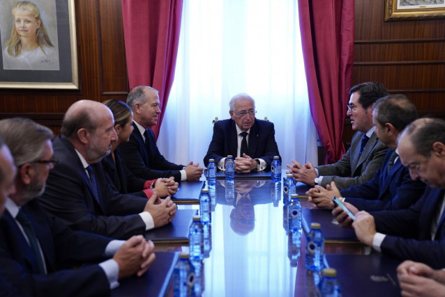 El presidente de la Confederación Organizaciones Empresariales de España (CEOE), Antonio Garamendi, reunido con el Gobierno de Melilla