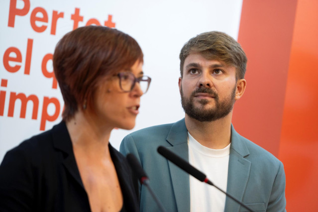 Archivo - La portavoz de Compromís en el Congreso, Àgueda Micó y  el diputado de Compromís-Sumar en el Congreso, Alberto Ibáñez, ofrecen una rueda de prensa