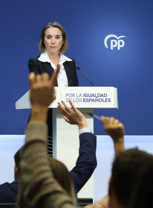 La secretaria general del PP, Cuca Gamarra, durante una rueda de prensa posterior a la reunión del Comité de Dirección del Partido Popular, en la sede del PP, a 30 de octubre de 2023, en Madrid (España).