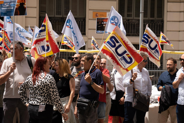 Archivo - Miembros de los sindicatos SUP y AUGC