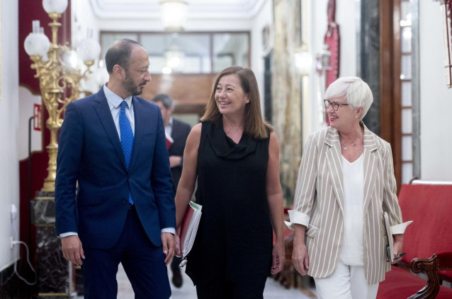 Archivo - Los socialistas Alfonso Rodríguez Gómez de Celis e Isaura Leal,  escoltando a la presidenta del Congreso, Francina Armengol, a su llegada a una reunión de la Mesa del Congreso