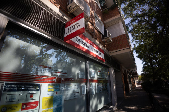 Fachada de una oficina de empleo