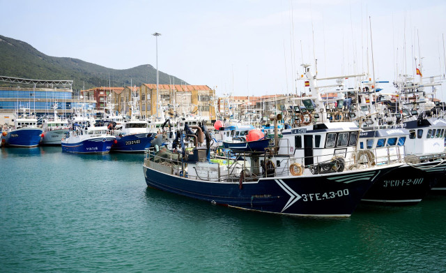 Archivo - Barcos amarrados en el puerto de Santoña