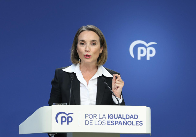 La secretaria general del PP, Cuca Gamarra, durante una rueda de prensa posterior a la reunión del Comité de Dirección del Partido Popular, en la sede del PP, a 30 de octubre de 2023, en Madrid (España). Gamarra ha cargado contra el jefe del Ejecutivo en
