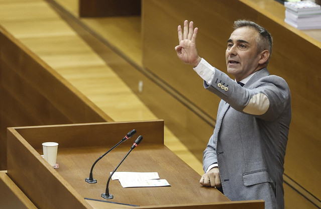 El síndic del PP en Les Corts, Miguel Barrachina, interviene durante una sesión de control