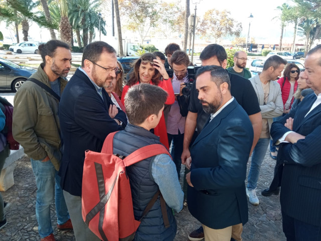 El jefe de gabinete de la presidenta Marga Prohens, Alejandro Jurado; y su jefe de prensa atienden a las explicaciones de la comunidad educativa que ha decidido no entrar a la reunión con la presidenta