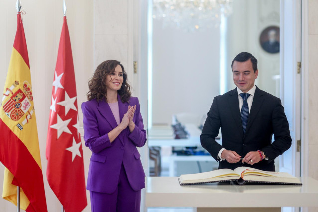 El presidente electo de la República del Ecuador, Daniel Noboa, firma en el Libro de Honor de la Comunidad de Madrid, en presencia de la presidenta de la Comunidad de Madrid, Isabel Díaz Ayuso, en la Real Casa de Correos, a 3 de noviembre de 2023, en Madr