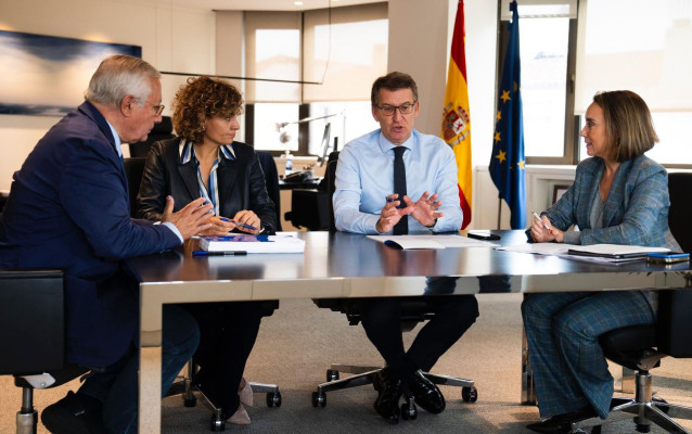 El líder del PP, Alberto Núñez Feijóo, reúne a los portavoces parlamentarios del PP en el Congreso, el Senado y el Parlamento Europeo, para analizar la respuesta del partido a las negociaciones con los independentistas. En Madrid, a 3 de noviembre de 2023