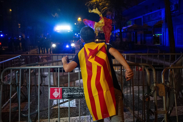 Archivo - Un manifestante independentista en las inmediaciones del cuartel de la Guardia Civil de Travessera de Gràcia.