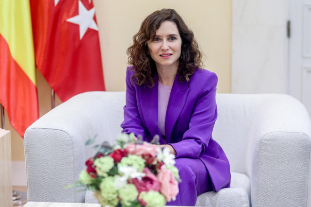La presidenta de la Comunidad de Madrid, Isabel Díaz Ayuso, durante una reución con el presidente electo de la República del Ecuador, en la Real Casa de Correos, a 3 de noviembre de 2023, en Madrid (España). El empresario Daniel Noboa fue elegido en las e