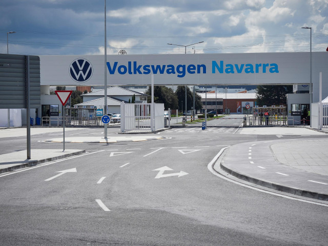Archivo - Vista de la puerta principal de la fábrica de Volkswagen Navarra.