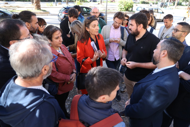 Miembros del gabinete de Marga Prohens conversan con representantes de entidades y sindicatos educativos.