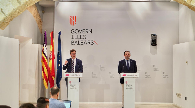 El conseller de Economía, Hacienda e Innovación, Antoni Costa, y el conseller de Empresa, Empleo y Energía, Alejandro Sáenz de San Pedro, en rueda de prensa.