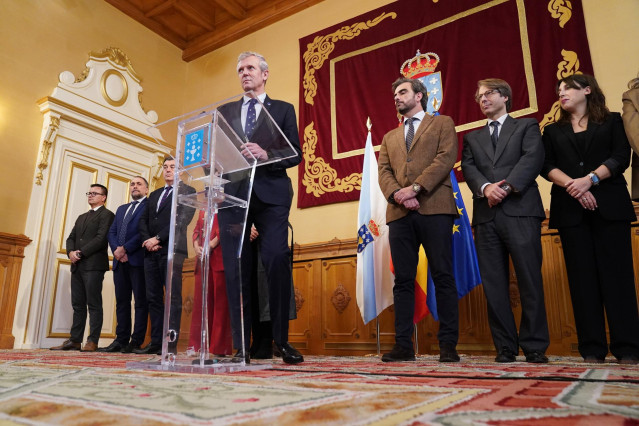 El presidente de la Xunta, Alfonso Rueda, da una lectura de una declaración institucional ‘en defensa del equilibrio de la España autonómica’, en Pazo de Raxoi, a 3 de noviembre de 2023, en Santiago de Compostela, A Coruña, Galicia.
