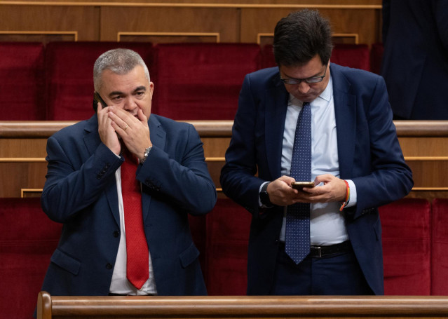 El secretario de Organización del Partido Socialista, Santos Cerdán (i), y el director del Gabinete del Presidente del Gobierno y diputado del PSOE, Óscar López Águeda