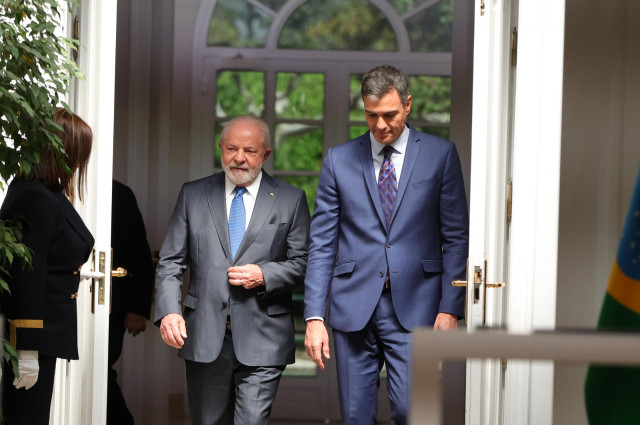 Archivo - El presidente del Gobierno, Pedro Sánchez (d), junto al presidente de la República Federativa de Brasil, Lula da Silva