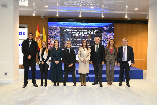 Foto de familia de los participantes en la jornada empresarial 'Afianzando la relación con Colombia en sectores estratégicos', celebrada este viernes en la sede de CEOE.