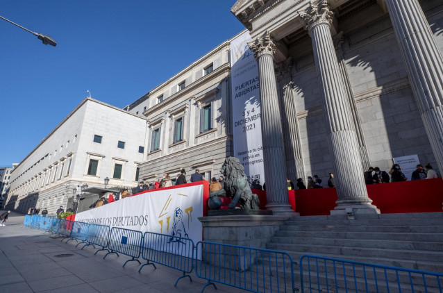 Archivo - Varios personas hacen cola en las inmediaciones del Congreso de los Diputados para entrar a visitarlo, el día de la inauguración de las jornadas de Puertas Abiertas en la Cámara Baja.