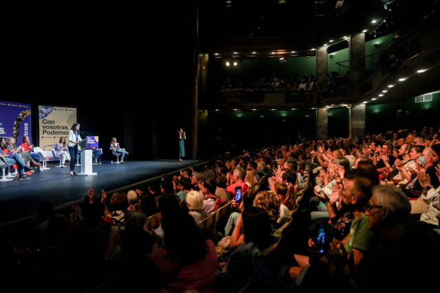 Archivo - (I-D) La secretaria general de Podemos y ministra de Derechos Sociales y Agenda 2030 en funciones, Ione Belarra; interviene en un acto de Podemos, en el Teatro Fernando de Rojas, CBA, a 16 de septiembre de 2023, en Madrid (España).