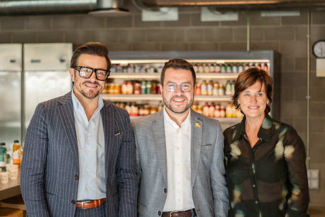El ceo del grupo, Jordi Barri, el presidente de la Generalitat, Pere Aragonès, y la fundadora del grupo y chef, Teresa Carles
