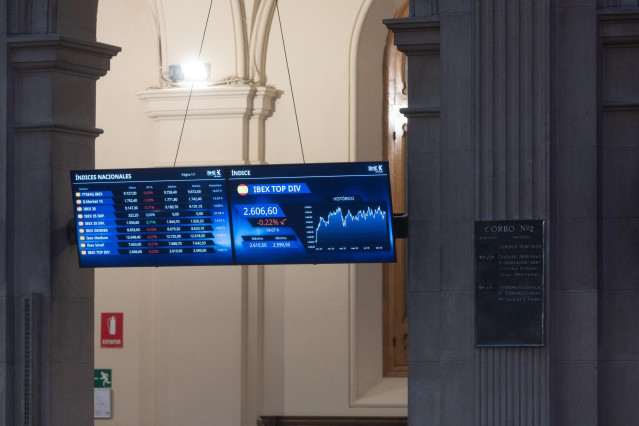 Un panel del Ibex 35, en el Palacio de la Bolsa, a 19 de octubre de 2023, en Madrid (España).