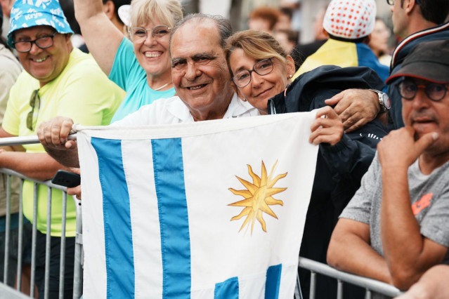Archivo - Varias personas con una bandera de Uruguay
