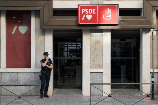 Archivo - Un agente de Policía  aguarda en la entrada de la sede del Partido Socialista (PSOE) en la calle Ferraz donde se desarrolla una reunión de la Ejecutiva Federal del PSOE, a 16 de agosto de 2023, en Madrid (España).
