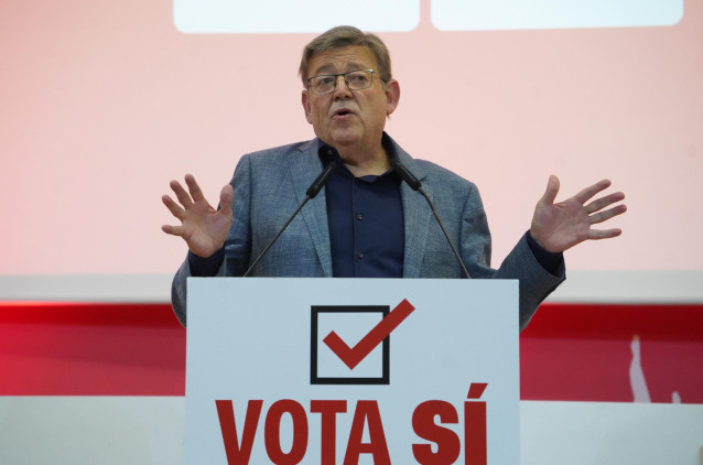 El secretario general del PSPV-PSOE, Ximo Puig, interviene durante el acto 'Vota Sí. Por un Gobierno Progresista y una España Plural', en la sede de UGT en València