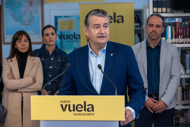 El consejero de la Presidencia, Interior, Diálogo Social y Simplificación Administrativa, Antonio Sanz, atiende a los medios de comunicación tras la presentación del punto Vuela de la localidad de Ubrique, a 04 de noviembre de 2023, en Cádiz.