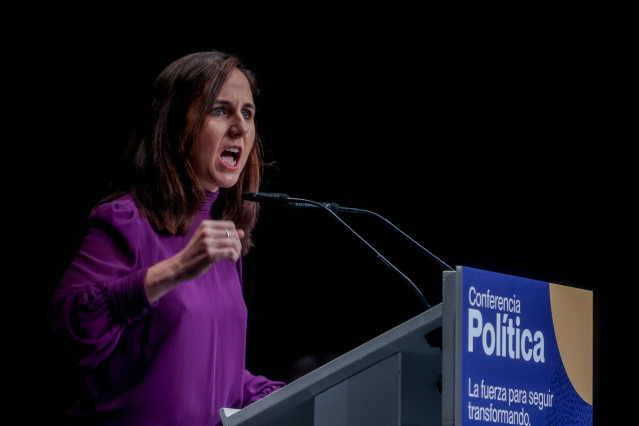 La secretaria general de Podemos y ministra de Derechos Sociales y Agenda 2030, Ione Belarra, interviene durante una Conferencia Política del partido, en el Círculo de Bellas Artes, a 4 de noviembre de 2023, en Madrid (España).