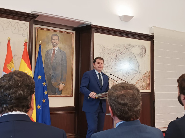 El presidente de la Junta de Castilla y León, Alfonso Fernández Mañueco, en su comparecencia tras el Consejo de Gobierno extraordinario
