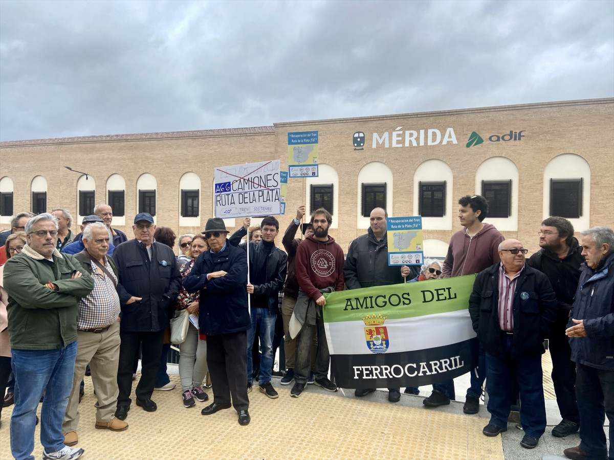 EuropaPress 5554465 ciudadanos concentrados frente estacion tren merida