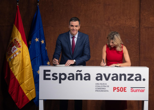 El presidente del Gobierno en funciones, Pedro Sánchez y la líder de Sumar y vicepresidenta segunda del Gobierno y ministra de Trabajo en funciones, Yolanda Díaz