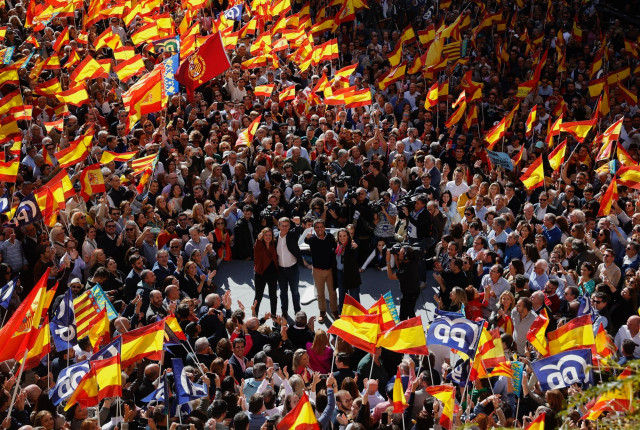 (I-D) La alcaldesa de Valencia, María José Catalá, el presidente del Partido Popular, Alberto Núñez Feijóo, el presidente del PPCV y presidente de la Generalitat Valenciana, Carlos Mazón, y la secretaria general del Partido Popular, Cuca Gamarra, durante