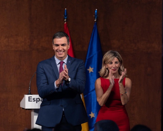 El presidente del Gobierno en funciones, Pedro Sánchez y la líder de Sumar y vicepresidenta segunda del Gobierno y ministra de Trabajo en funciones, Yolanda Díaz, aplauden tras firmar un acuerdo para un Gobierno de coalición progresista.