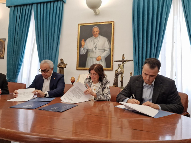 Alejandro Blanco, presidente del Comité Olímpico Español; Mª Dolores García Mascarell, presidenta de la Universidad Católica de Murcia (UCAM) y Borja Larragán, de Shorai.