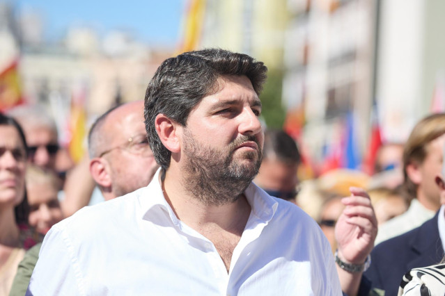 Archivo - El presidente de la Región de Murcia, Fernando López Miras, durante la manifestación organizada por el PP, en la plaza de Felipe II, a 24 de septiembre de 2023, en Madrid (España). Bajo el lema ‘A la calle contra la amnistía, el referéndum y con