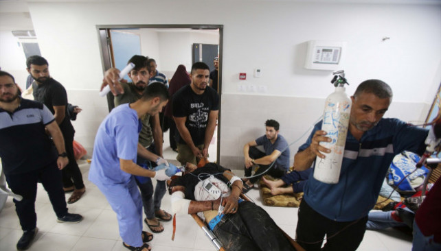 EuropaPress 5552634 trabajadores voluntarios atienden heridos hospital gazati shifa norte