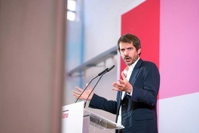 El portavoz de Sumar, Ernest Urtasun, ofrece una rueda de prensa, en el Espacio Rastro, a 6 de noviembre de 2023, en Madrid (España).