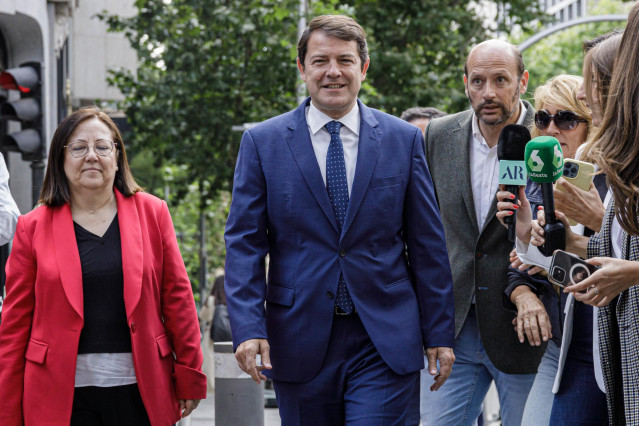 Archivo - El presidente de la Junta de Castilla y León, Alfonso Fernández Mañueco (c), a su llegada a la Junta Directiva del PP, en la sede de Génova, a 30 de mayo de 2023, en Madrid (España). Durante la Junta Directiva, Feijóo ha llamado a no bajar la gu