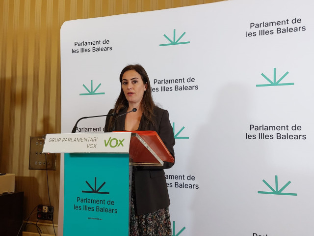 La portavoz parlamentaria de Vox, Idoia Ribas, en rueda de prensa.