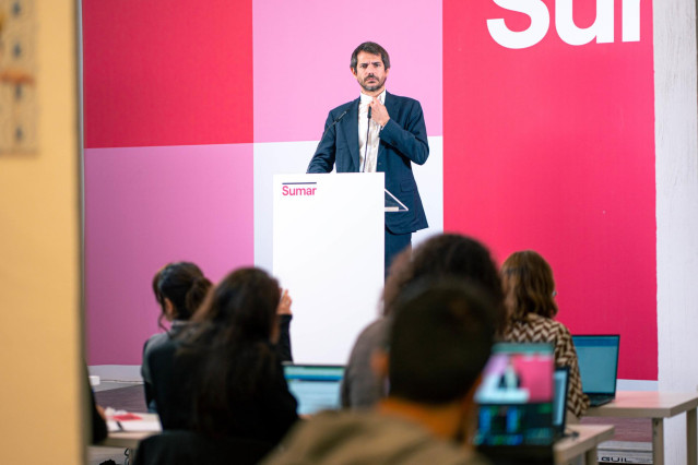El portavoz de Sumar, Ernest Urtasun, ofrece una rueda de prensa, en el Espacio Rastro, a 6 de noviembre de 2023, en Madrid (España).