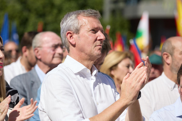 Archivo - El presidente de la Xunta de Galicia, Alfonso Rueda, aplaude durante la manifestación organizada por el PP, en la plaza de Felipe II, a 24 de septiembre de 2023, en Madrid (España). Bajo el lema ‘A la calle contra la amnistía, el referéndum y co
