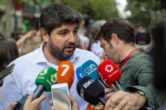 El presidente de la Región de Murcia y presidente del PP murciano, Fernando López Miras, atiende a los medios de comunicación antes de la manifestación de SCC, a 8 de octubre de 2023, en Barcelona, Catalunya (España). (ARCHIVO)