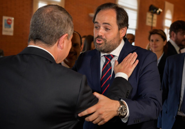 Archivo - El presidente en funciones de la Junta de Castilla-La Mancha, Emiliano García-Page (i) y el presidente del PP, Paco Núñez (d), se saludan durante un acto institucional.