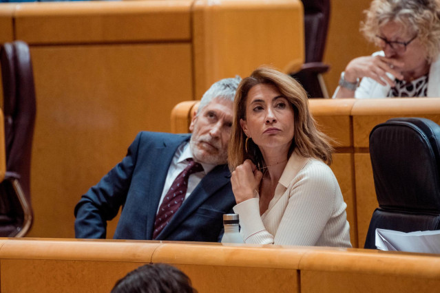 Archivo - El ministro del Interior, Fernando Grande-Marlaska, y la ministra de Transportes, Movilidad y Agenda Urbana, Raquel Sánchez, durante una sesión plenaria en el Senado, a 16 de mayo de 2023, en Madrid (España). El jefe del Ejecutivo y el líder de