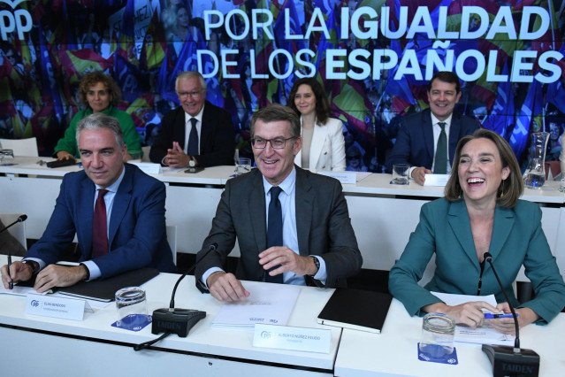 (I-D) El coordinador general del PP, Elías Bendodo; el presidente del Partido Popular, Alberto Núñez Feijóo y la secretaria general del PP, Cuca Gamarra, durante la reunión de la Junta Directiva Nacional, en la sede de Génova, a 6 de noviembre de 2023, en