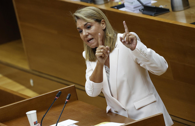 Archivo - La vicepresidenta segunda y consellera de Servicios Sociales, Igualdad y Vivienda, Susana Camarero , comparece en las Corts para explicar las líenas de su departamento
